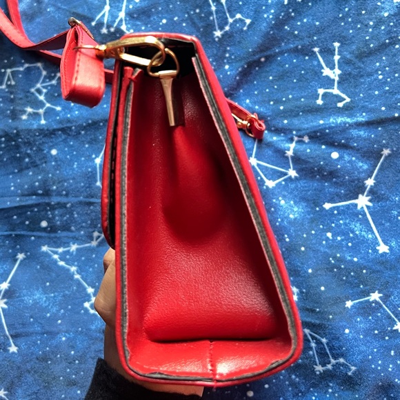 ✨Host Pick!✨Red & Gold Heart Locket / Clasp Shoulder Purse - Picture 5 of 5